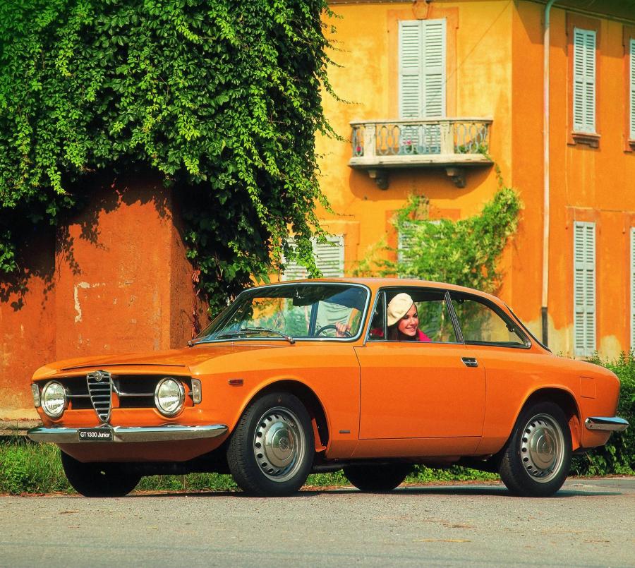  Alfa Romeo Giulia GT 1300 Junior (105) 1966 года  (фото 1 из 10)